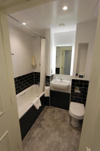 Een badkamer bij Yarrow Hotel