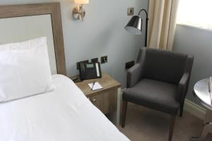 Een bed of bedden in een kamer bij Yarrow Hotel