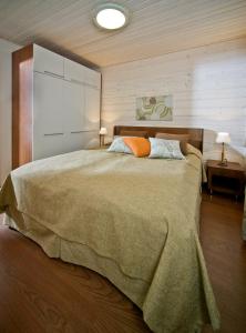 Un dormitorio con una cama grande en una habitación. en Holiday Club Salla Apartments, en Salla