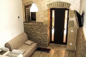 een woonkamer met een bank en een zwarte deur bij Borgo Antico in Portocannone
