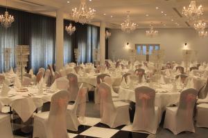 Een restaurant of ander eetgelegenheid bij Yarrow Hotel
