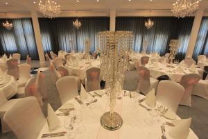 Een restaurant of ander eetgelegenheid bij Yarrow Hotel