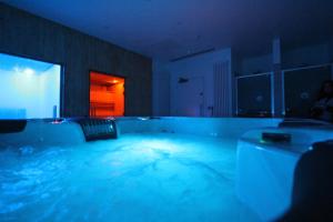 een groot bad met blauw water in een kamer bij Yarrow Hotel in Broadstairs