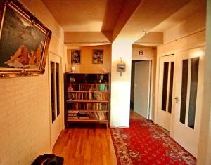 un pasillo con una estantería con libros en Room in Apartment at Tigrana Metsa, en Ereván