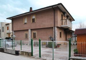 una casa con una valla delante de ella en A casa di Gianna B&B, en Rieti