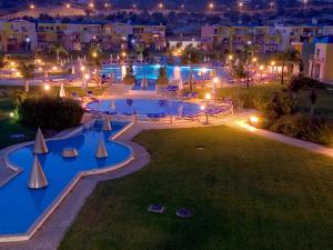 un parco di notte con una piscina e degli edifici di AlgarveFlat ad Albufeira