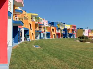 una fila di colorati condomini con un prato di AlgarveFlat ad Albufeira