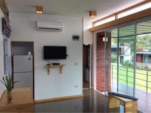 TV a/nebo společenská místnost v ubytování Baan Boom Boxes Eco Friendly Resort