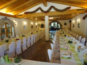 un salón de banquetes con mesas blancas y sillas blancas en Landgasthof Hotel Hirsch en Marktlustenau