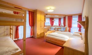 Postel nebo postele na pokoji v ubytování Chalet Hotel Diamant + 37 fotografií