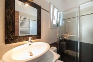 Kúpeľňa v ubytovaní Panos Apartment Naousa