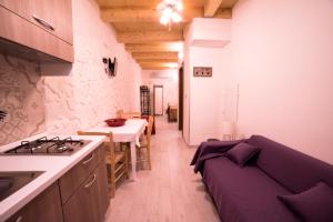 kuchnia z kanapą w środku pokoju w obiekcie Aura Ortigia Apartments w Syrakuzach