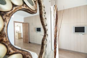 Televízia a/alebo spoločenská miestnosť v ubytovaní Panos Apartment Naousa