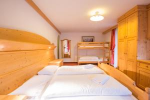 Postel nebo postele na pokoji v ubytování Chalet Hotel Diamant