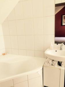 Bilik mandi di Appart-hôtel Maison de la Lune - petite Auberge d'Etterbeek