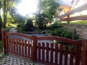 einen Holzzaun vor einem Garten in der Unterkunft Ferienwohnung am Riesenfuss in Pirna