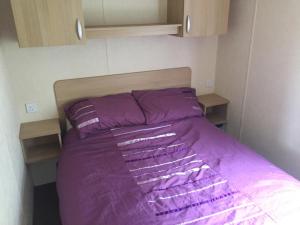 Кровать или кровати в номере Seaview caravans