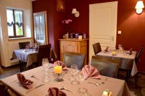 - un restaurant avec 2 tables et des chaises et des verres à vin dans l'établissement D'Tour Gourmand, à Toulouse-le-Château