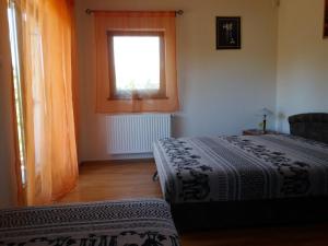 Zimmer mit 2 Betten, einem Fenster und einem Fenster in der Unterkunft Németh Apartment in Szántód