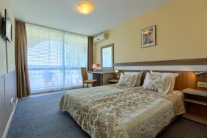 Un pat sau paturi într-o cameră la Hotel Naslada