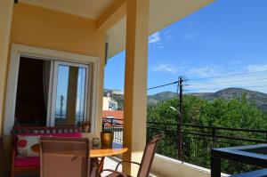 een balkon met een tafel en stoelen en uitzicht bij Anastasia Apartment in Kavala