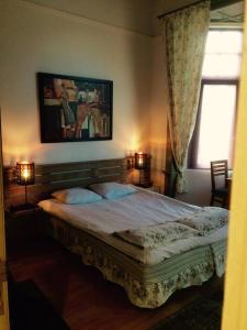 a bedroom with a large bed with two lamps at Appart-hôtel Maison de la Lune - petite Auberge d'Etterbeek in Brussels