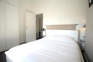 Schlafzimmer mit einem großen weißen Bett in der Unterkunft Appart Hypercentre - Le Saint Projet in Bordeaux