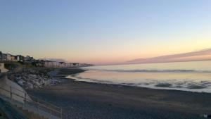 オーにあるStudio Saint Pierreの日没時の海と柵のある海岸