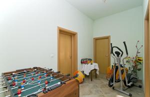 Habitación con mesa de billar y gimnasio. en Apartment Mihanovic, en Žrnovnica