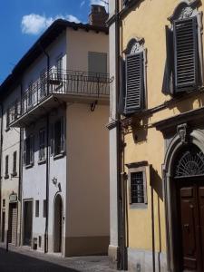 un edificio con un balcón en el lateral. en Dolce Rosa ♡ Centro Storico en Sansepolcro