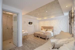 a bedroom with two beds and a bathroom at Villa Adriana Hotel in Agios Prokopios