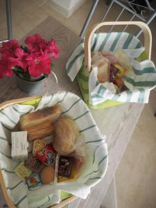 dos cestas de comida sentadas en una mesa en Zonita Guest House, en Nea Plagia