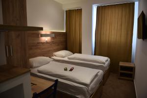 Postel nebo postele na pokoji v ubytování Hotel Tesla