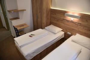Postel nebo postele na pokoji v ubytování Hotel Tesla