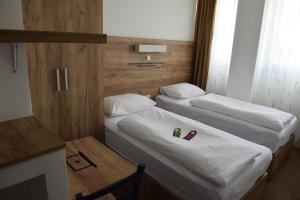 A bed or beds in a room at Hotel Tesla