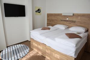 Postel nebo postele na pokoji v ubytování Hotel Tesla