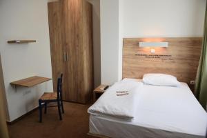 Postel nebo postele na pokoji v ubytování Hotel Tesla