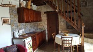 Kuchyň nebo kuchyňský kout v ubytování Michalis Anoyia Traditional Stonehouse