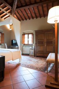 Agriturismo La Casa Di Rodo في كوارّاتا: غرفة معيشة مع سرير ومطبخ