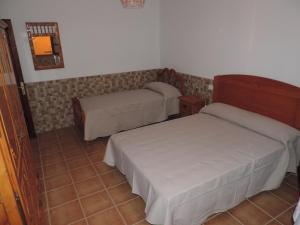 コスタ・テギセにあるCasa Pedroのベッドルーム1室(ベッド2台、鏡付)