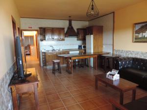 コスタ・テギセにあるCasa Pedroのキッチン、リビングルーム(ソファ、テーブル付)