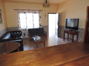 salon z kanapą i telewizorem w obiekcie Casa Pedro w Costa Teguise