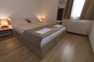 Letto o letti in una camera di Hotel Logavina 8 Garage Parking
