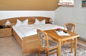 - une chambre avec un lit et une table en bois dans l'établissement Gasthof-Hotel-Löwen, à Hechingen