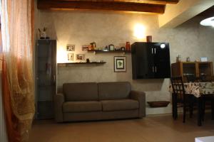 - un salon avec un canapé et une table dans l'établissement Casa-B&B Bouganville Attico 85 mq, à Barletta