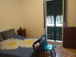 オルコ・フェリーノにあるLocanda del Rioのベッドルーム1室(花2本のベッド1台付)