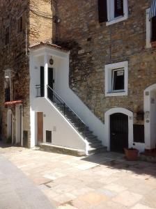 セボルガにあるAntica Casa in Pietraの門付きの建物へ続く階段