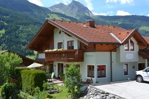 una casa con vista su una montagna di Landhaus Sandra a Dorfgastein