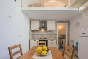 een keuken met een tafel met daarop een schaal fruit bij Casa Vuolo in Atrani +12 foto's