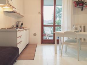 Una cocina o zona de cocina en Sunny family apartment in villa - HUMANITAS FORUM IEO
